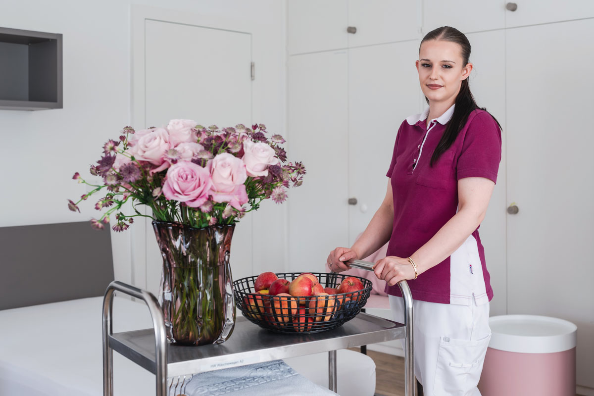 Lernende zur Ausbildung Hotelfachfrau mit Wagen und Blumen