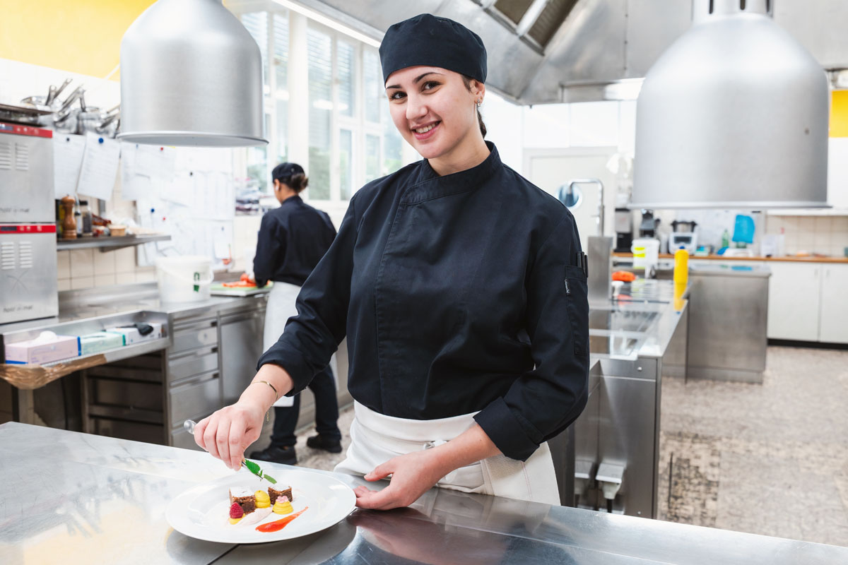 Lernende zur Ausbildung Köchin präsentiert Dessert