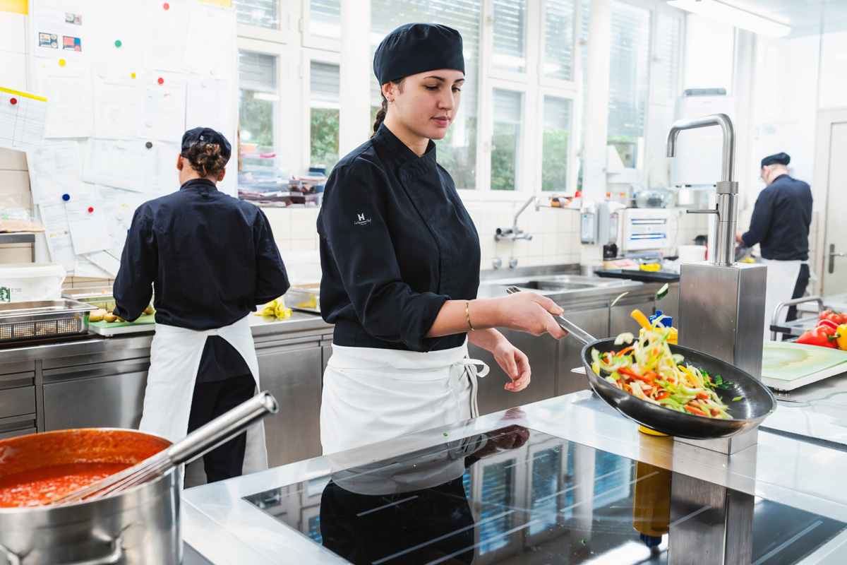 Rodana Mahmoud bei der Arbeit in der Küche der Klinik Meissenberg.
