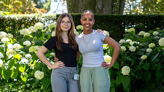Nadja Elsener und Solyana Mogos Kidane, Lernende Fachangestellte der Klinik Meissenberg, im Garten der Klinik.